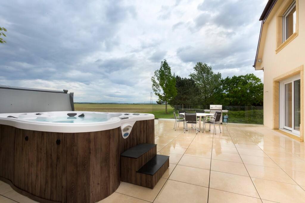 הוילה Nambsheim L'Atelier 4 Stars Luxury, Hot Tub, Pool מראה חיצוני תמונה